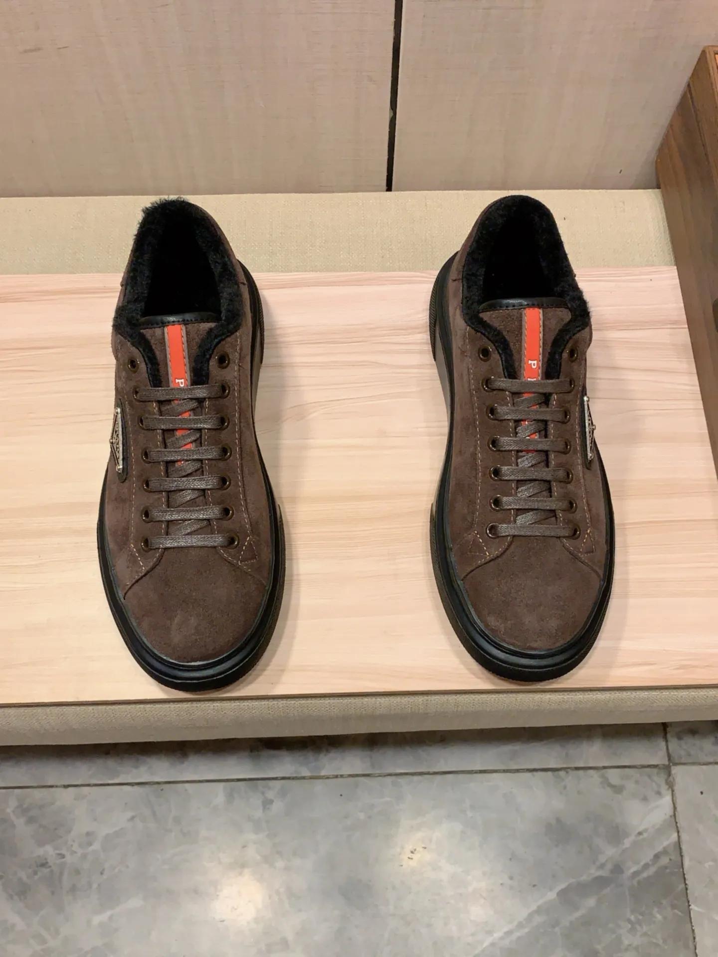 Warm new model: Factory price: 460💰💰🎩🎩[Lightning][Lightning] "Prada Men's Shoes💰pRADA*" The latest and most popular casual shoes, top brand [seduce] luxury~purchase, top~quality. [Strong] The upper is made of imported breathable anti-wear material ➕ Breathable simulated fur feet (•) with fine workmanship. The original stylish and stylish soft rubber wear-resistant and non-slip outsole is light and comfortable on the feet. The real thing looks better when photographed in person. 0186: code: 38-44, 4️⃣ colors selected